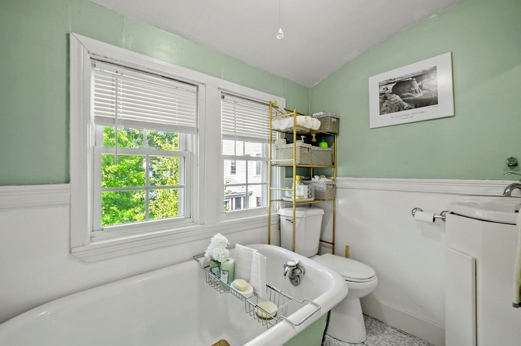 56 Mountain St, Worcester MA 01606-1402 exterior