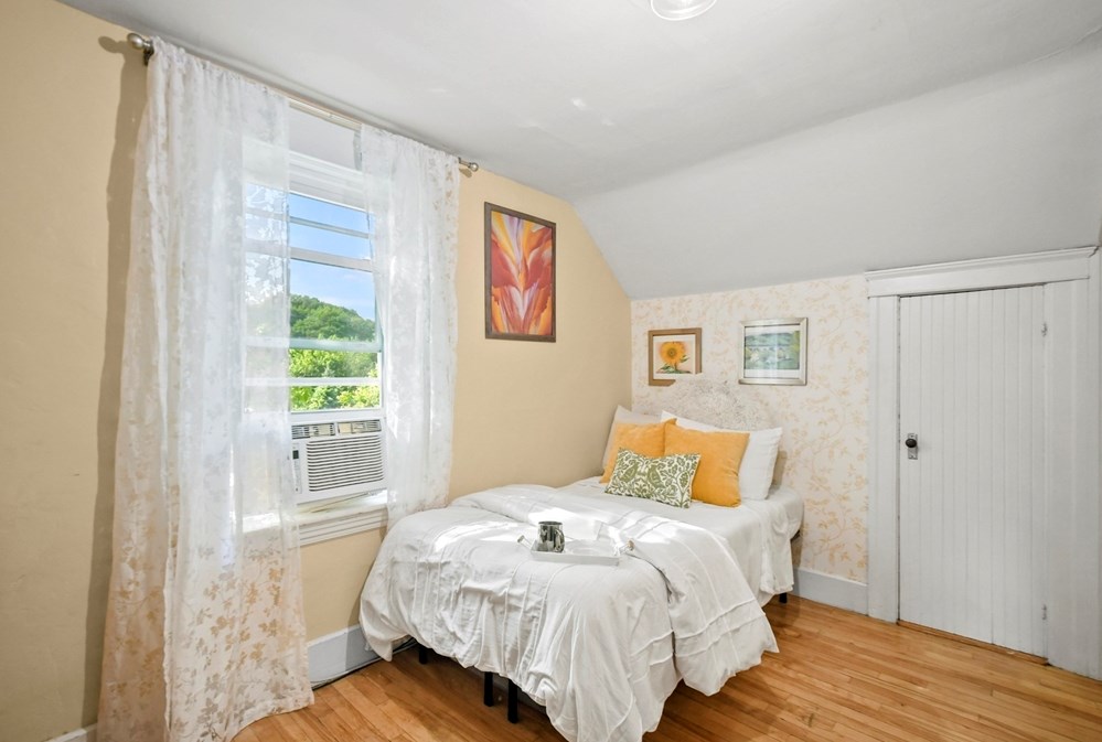 56 Mountain St, Worcester MA 01606-1402 exterior