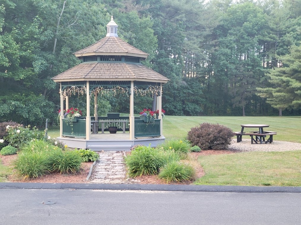 274 Bartemus Trl, Nashua NH  03063-7642 exterior