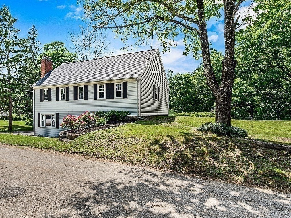 35 Sleepy Hollow Ln, Wrentham, MA 02093