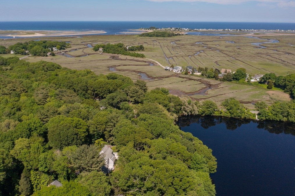 97 Damons Pt Rd, Marshfield MA 02050-6015 exterior