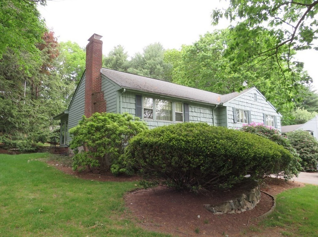 40 Hearthstone Dr, Medfield, MA 02052-2106
