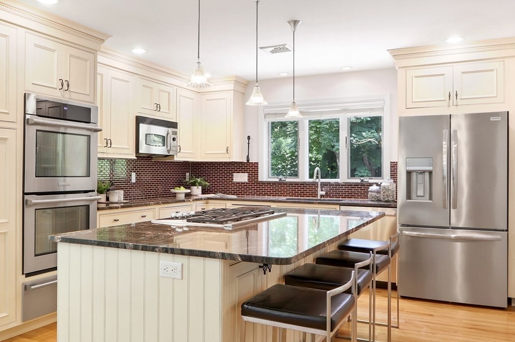 156 Worcester Ln, Waltham MA 02451-7531 exterior