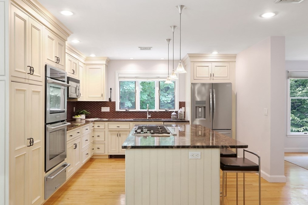 156 Worcester Ln, Waltham MA 02451-7531 exterior