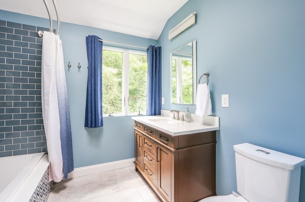 156 Worcester Ln, Waltham MA 02451-7531 exterior