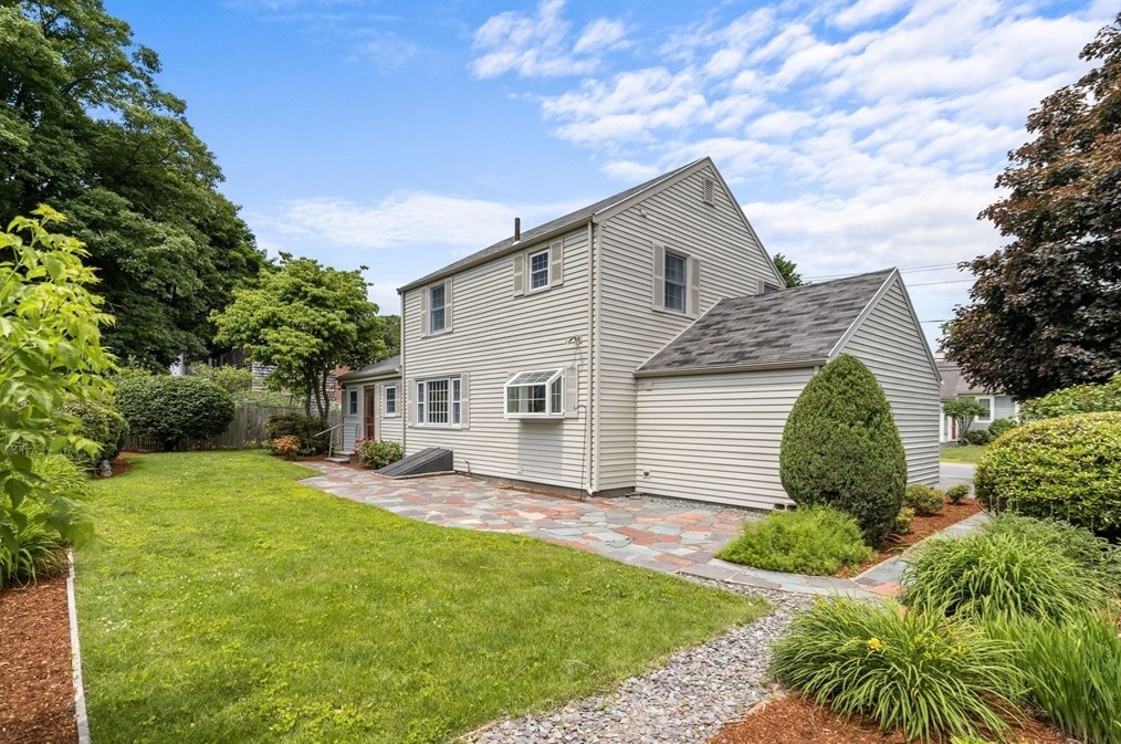 11 Sagamore Rd, Arlington MA 02476-7034 exterior