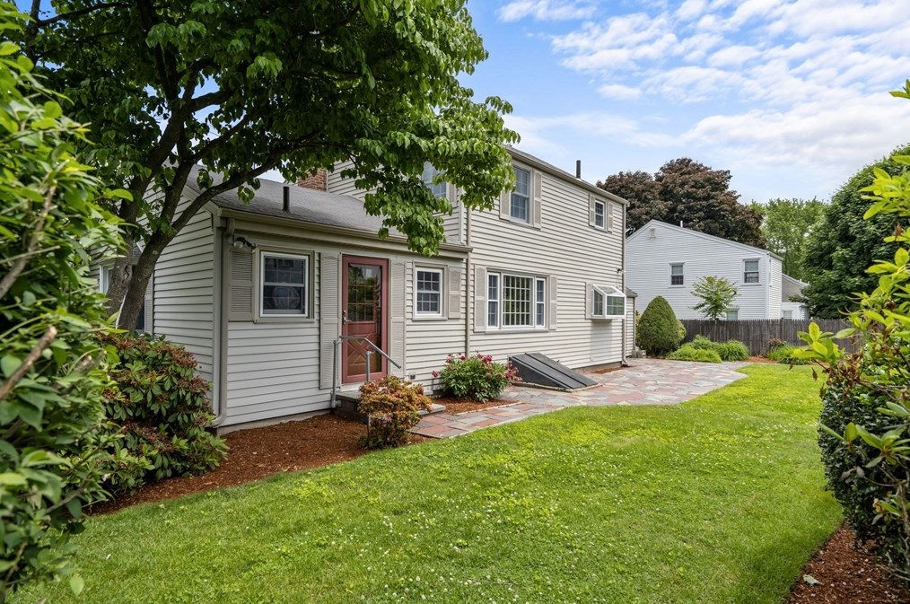 11 Sagamore Rd, Arlington MA 02476-7034 exterior