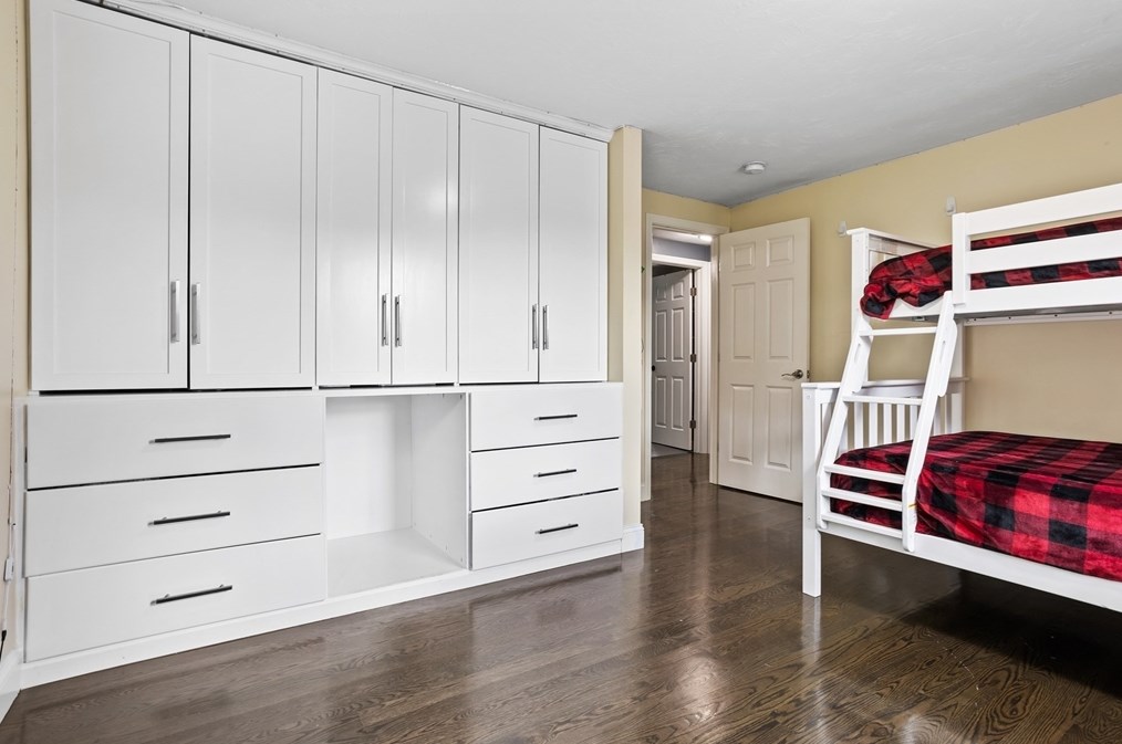 687 Pleasant St, Leominster MA  01453-6223 exterior