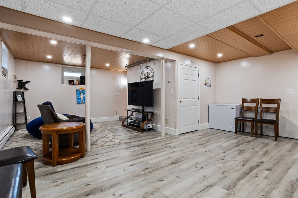 687 Pleasant St, Leominster MA  01453-6223 exterior