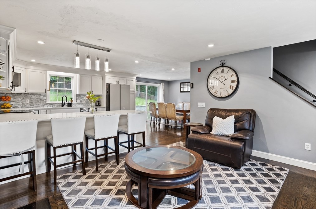 687 Pleasant St, Leominster MA  01453-6223 exterior