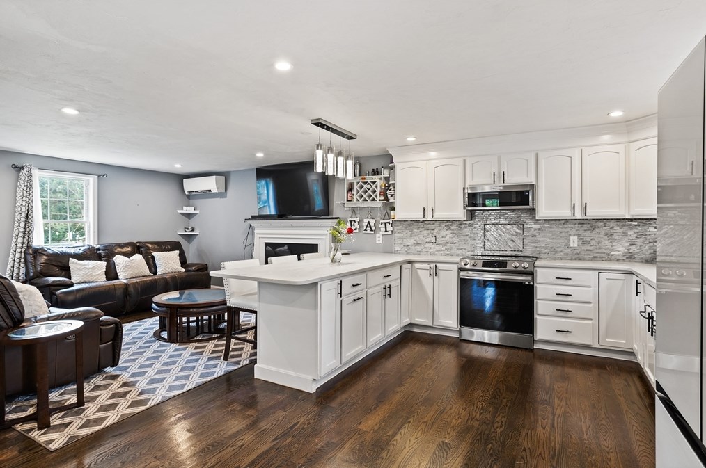 687 Pleasant St, Leominster MA  01453-6223 exterior