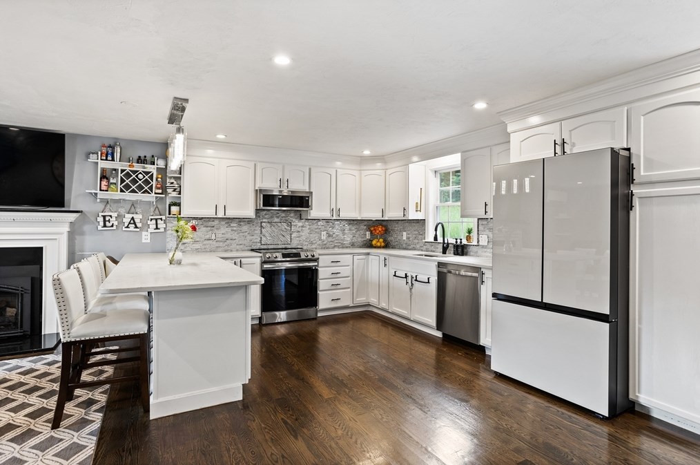 687 Pleasant St, Leominster MA  01453-6223 exterior