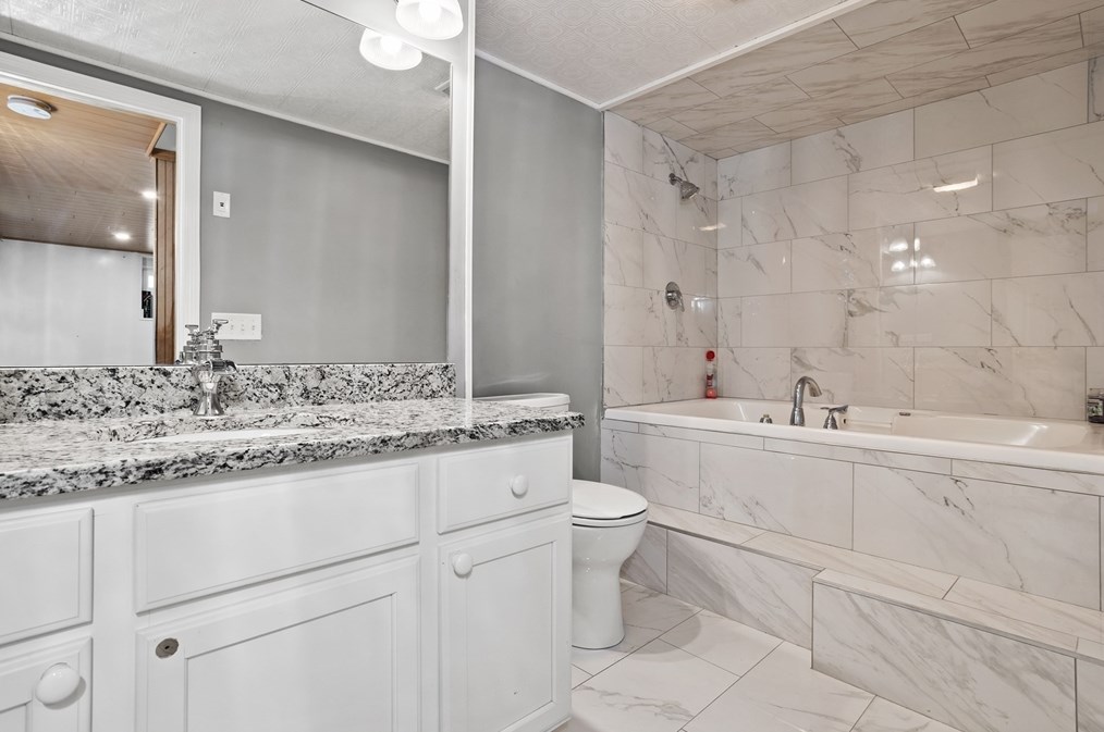 687 Pleasant St, Leominster MA  01453-6223 exterior