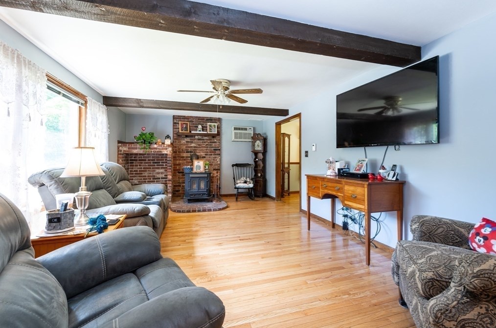 214 Freda Ln, Lowell MA 01854-1038 exterior