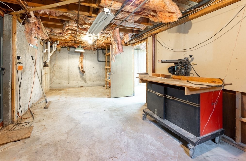 214 Freda Ln, Lowell MA 01854-1038 exterior