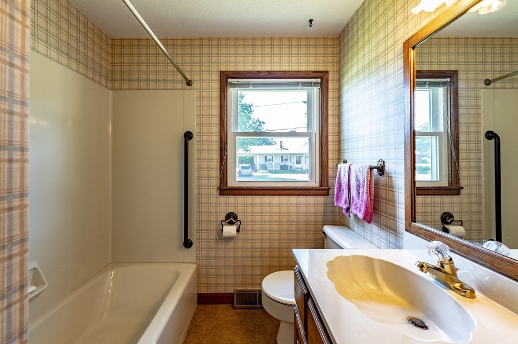 38 Calvin Cir, West Springfield MA 01089-2851 exterior