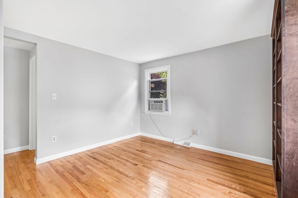 702 Oak St, Franklin MA 02038-1841 exterior