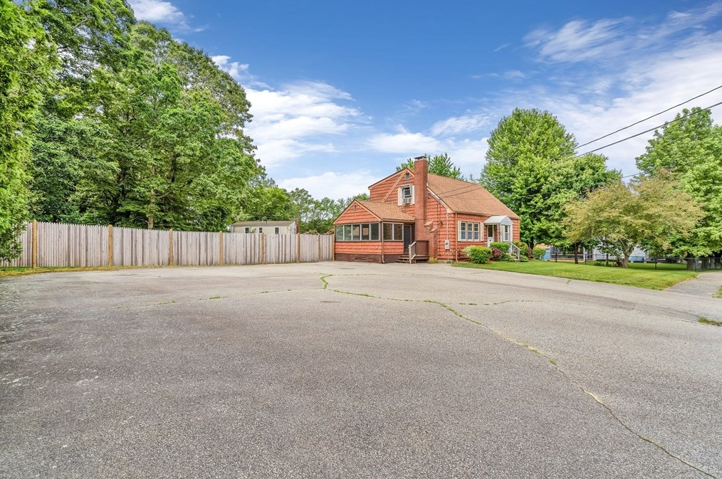 702 Oak St, Franklin MA 02038-1841 exterior