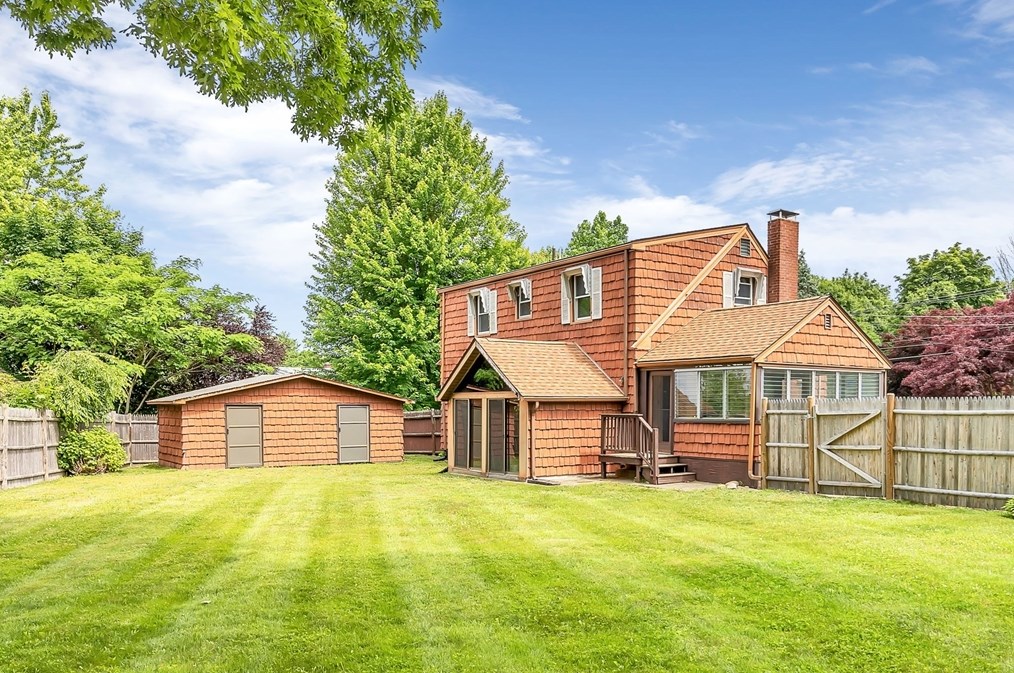 702 Oak St, Franklin MA 02038-1841 exterior