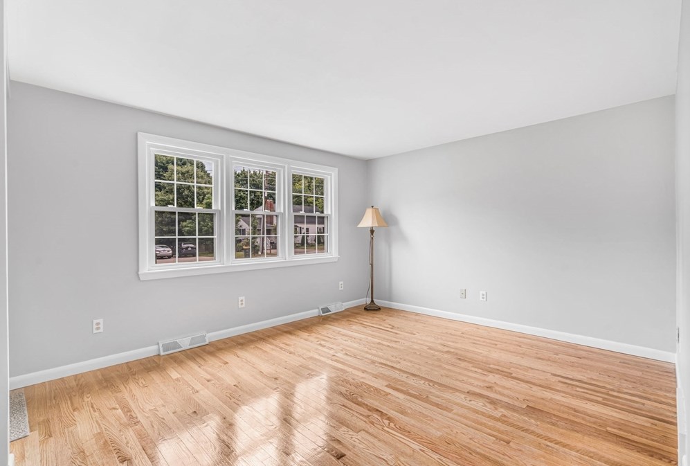 702 Oak St, Franklin MA 02038-1841 exterior