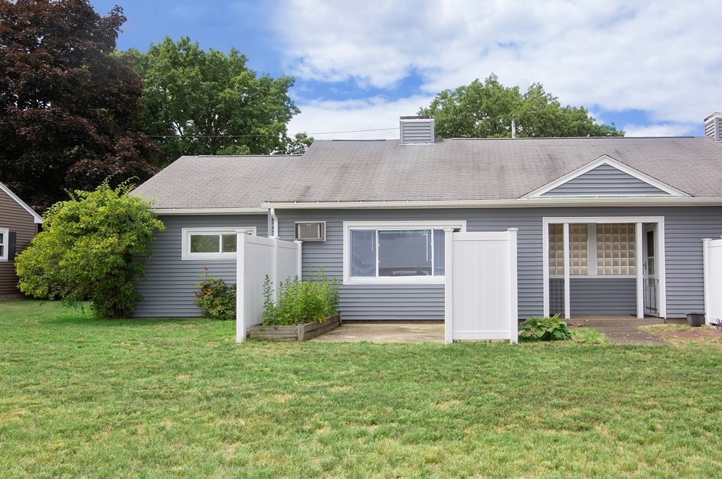 55 Lynwood Dr #55, Chicopee, MA 01022