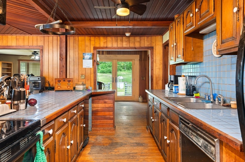 360 Adams Dr, Royalston, MA 01331