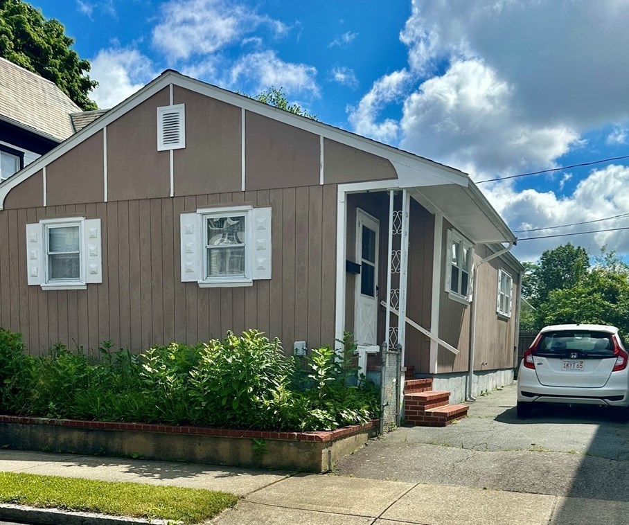 112 Armour St, New Bedford, MA 02740-2404