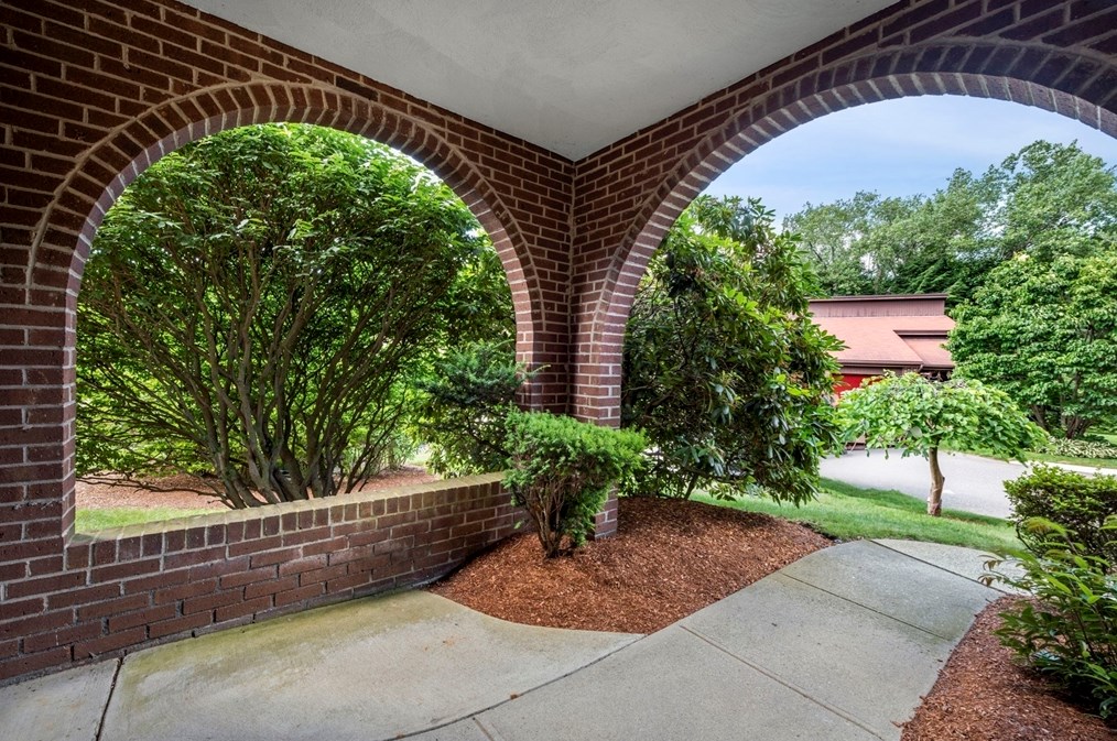 49 Hawthorne Cir, Peabody, MA 01960-2760