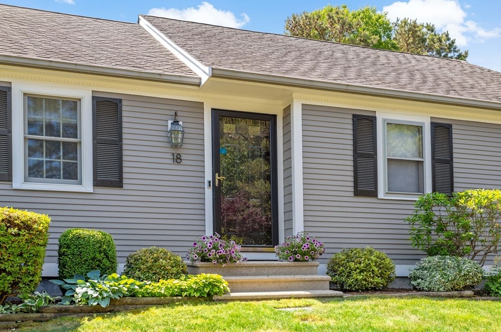 18 Tradewind Dr, Mashpee, MA 02649