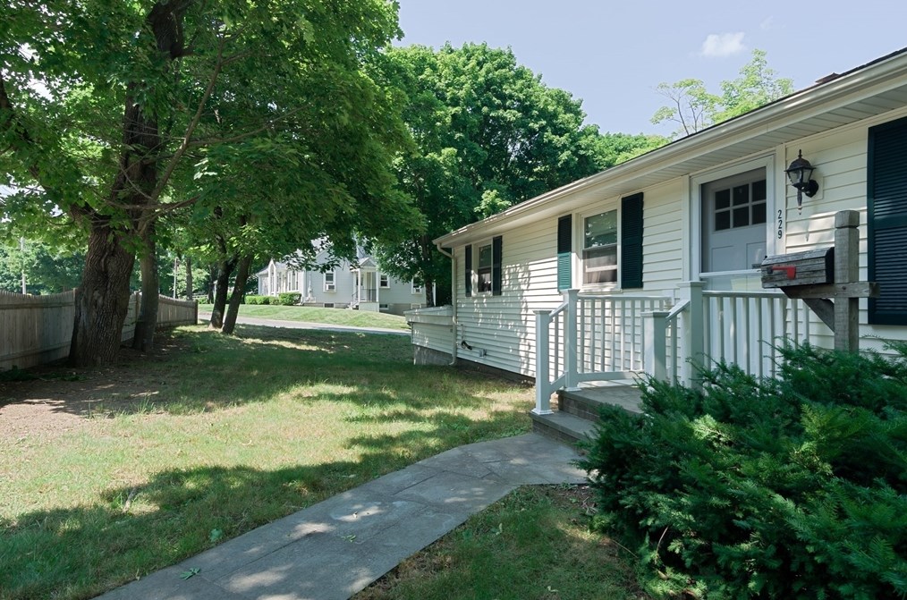 229 Main St, Uxbridge, MA 01569 exterior