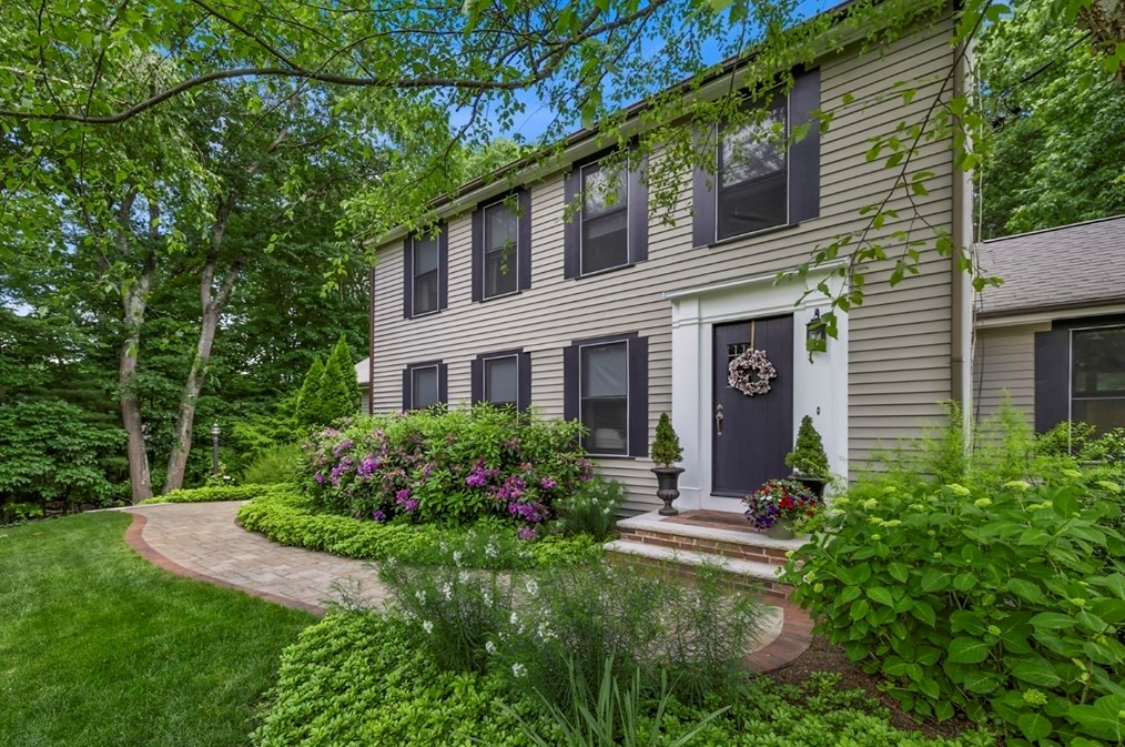 8 Buckskin Dr, Reading, MA 01867