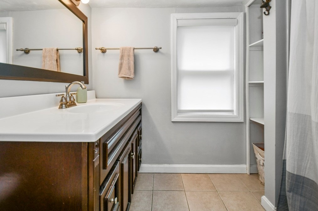 8 Knollwood Rd, Tewksbury MA  01876-2913 exterior