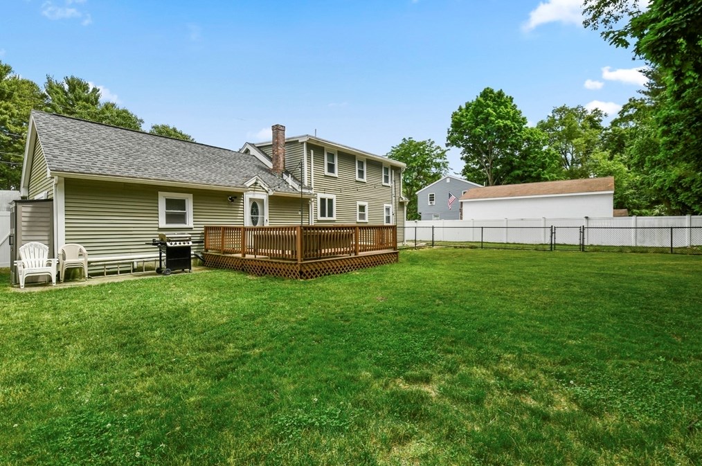 8 Knollwood Rd, Tewksbury MA  01876-2913 exterior