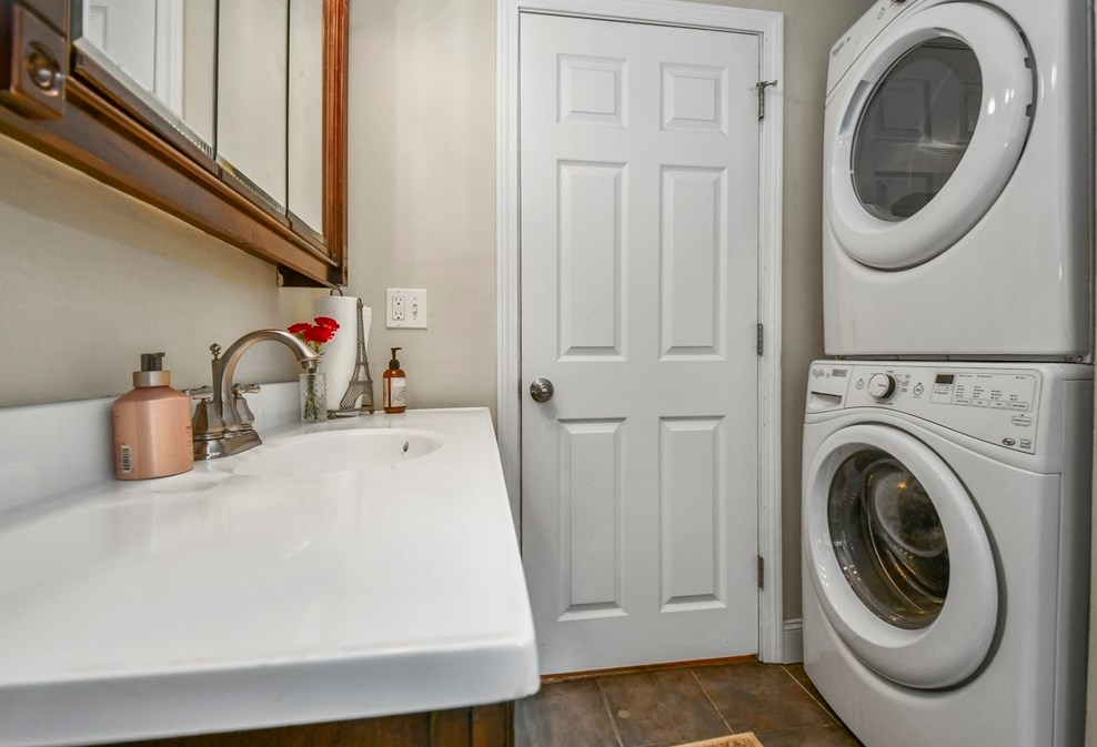 8 Knollwood Rd, Tewksbury MA  01876-2913 exterior