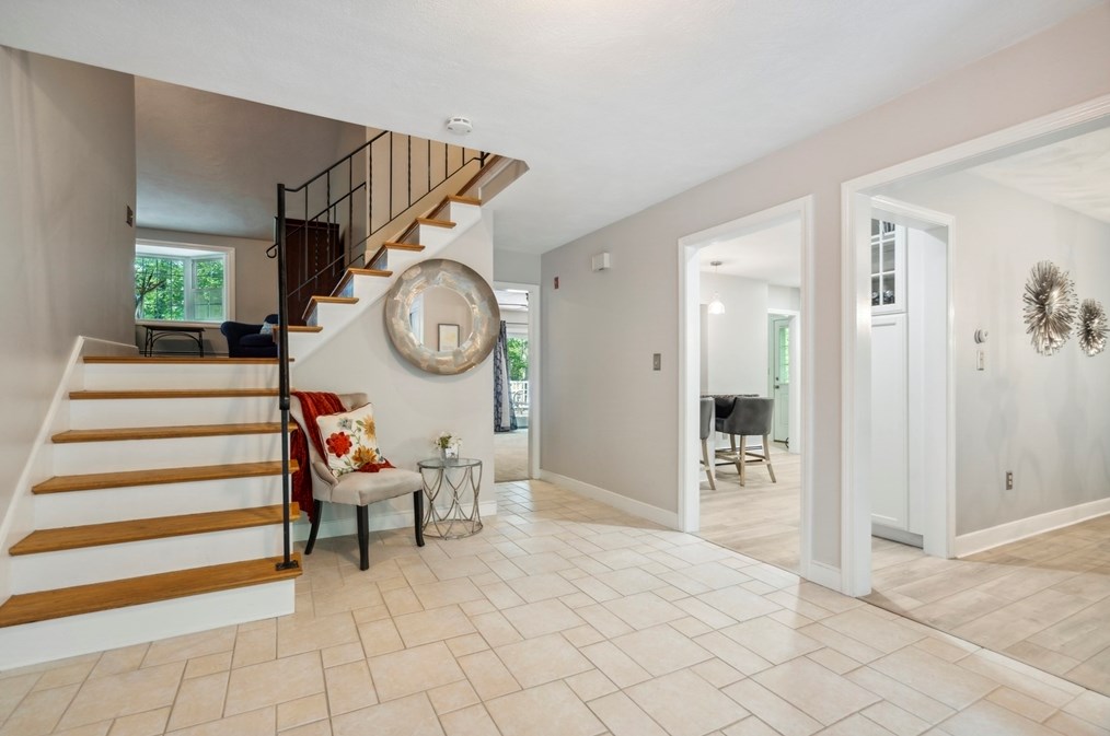 20 Oak St, Medway, MA 02053-2135