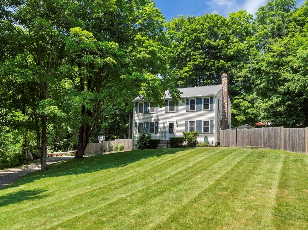 13 Plain St, Upton, MA 01568