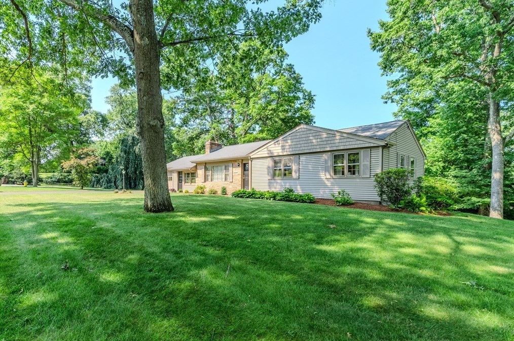 44 Squire Ln, Springfield, MA 01118