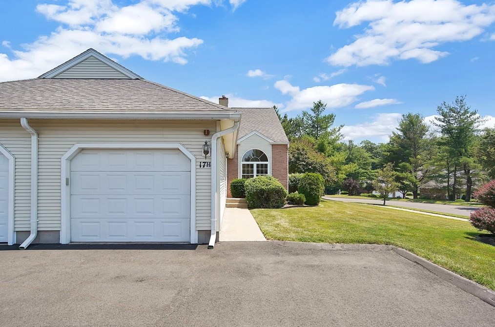 17 Castle Hill Rd #h, Agawam, MA 01001