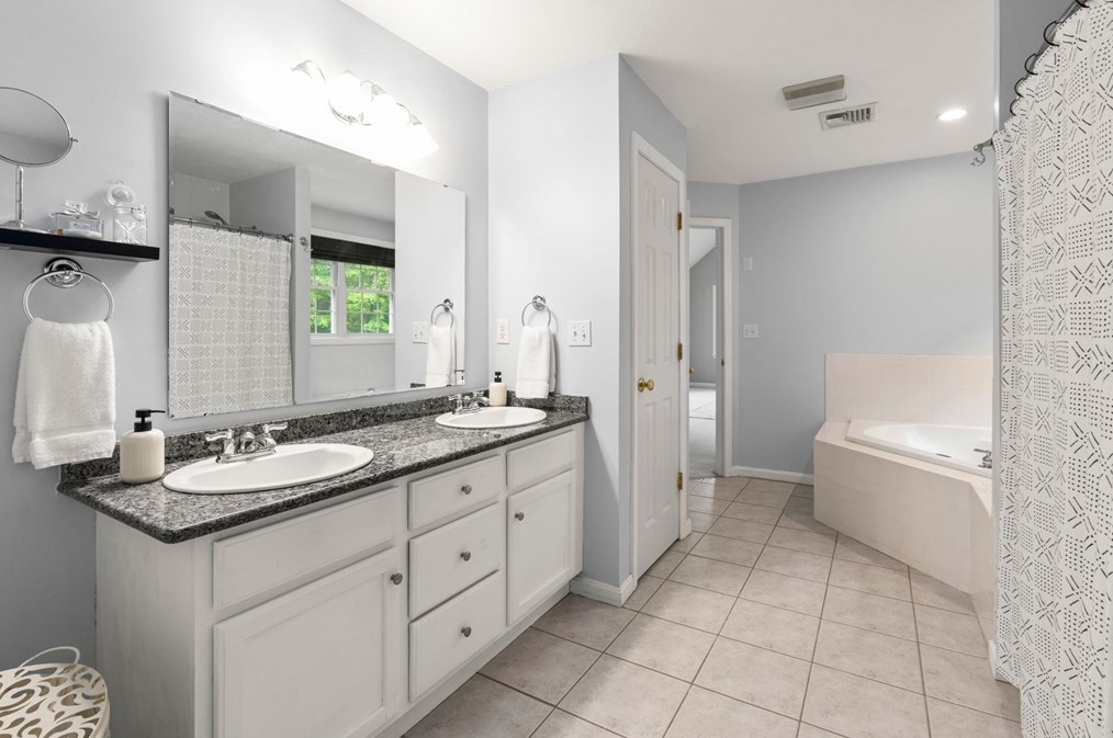 28 Snowy Owl Ln, Worcester MA  01605-4025 exterior