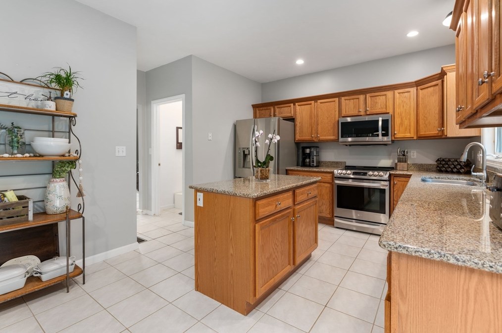 28 Snowy Owl Ln, Worcester MA  01605-4025 exterior