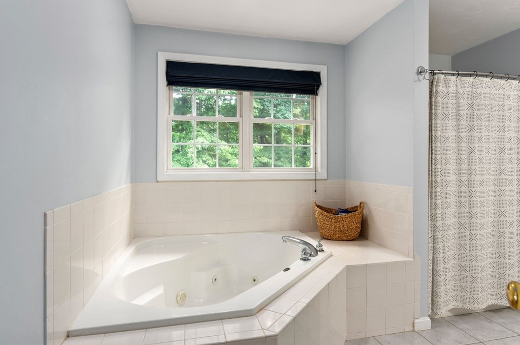 28 Snowy Owl Ln, Worcester MA  01605-4025 exterior