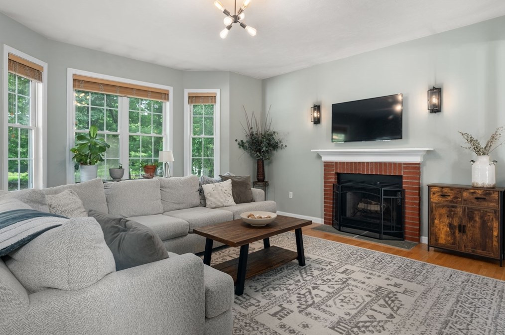 28 Snowy Owl Ln, Worcester MA  01605-4025 exterior