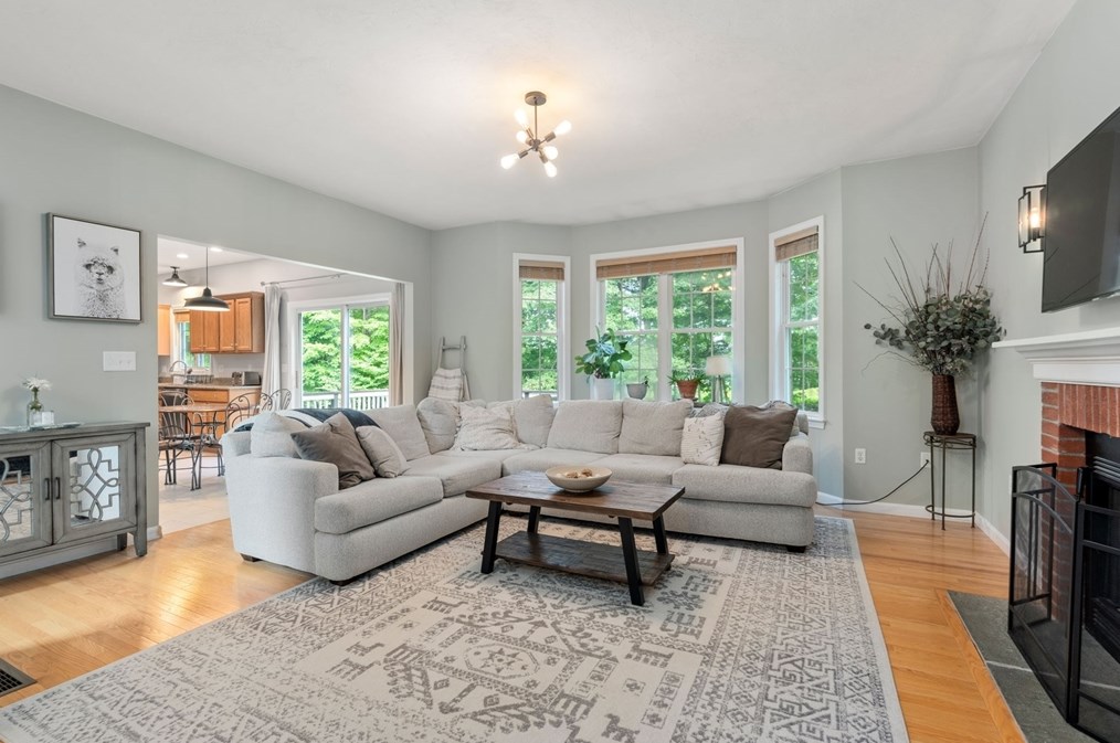 28 Snowy Owl Ln, Worcester MA  01605-4025 exterior