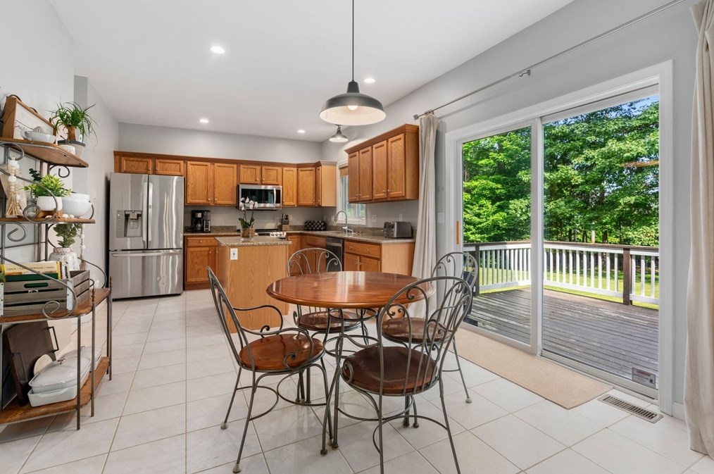 28 Snowy Owl Ln, Worcester MA  01605-4025 exterior