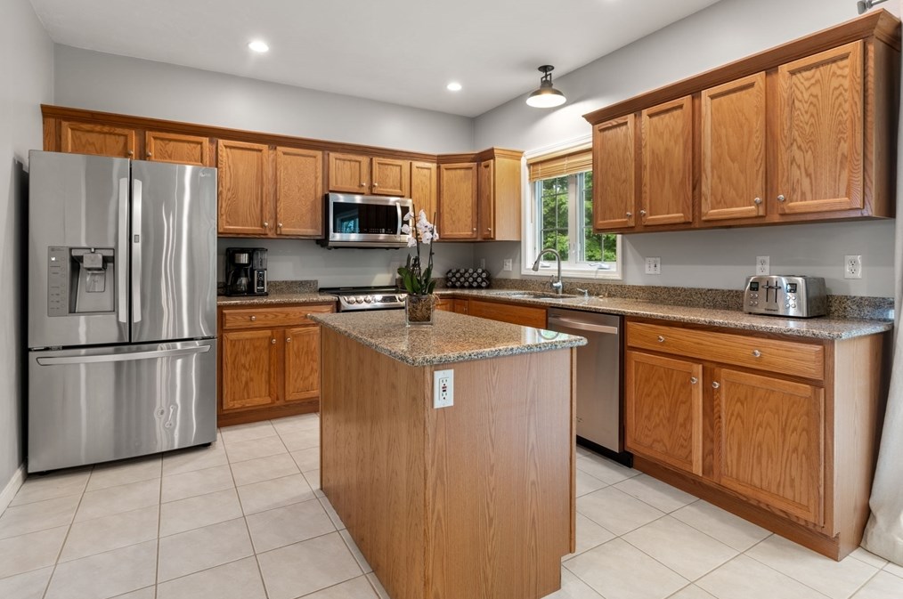 28 Snowy Owl Ln, Worcester MA  01605-4025 exterior