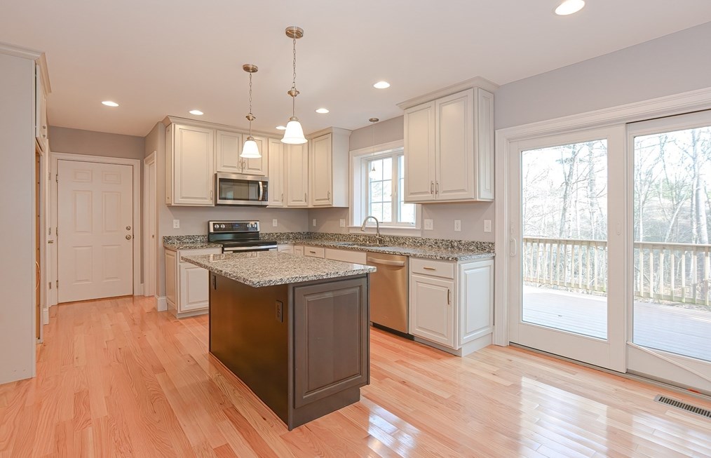 39 Westboro Rd, Upton MA  01568-1007 exterior