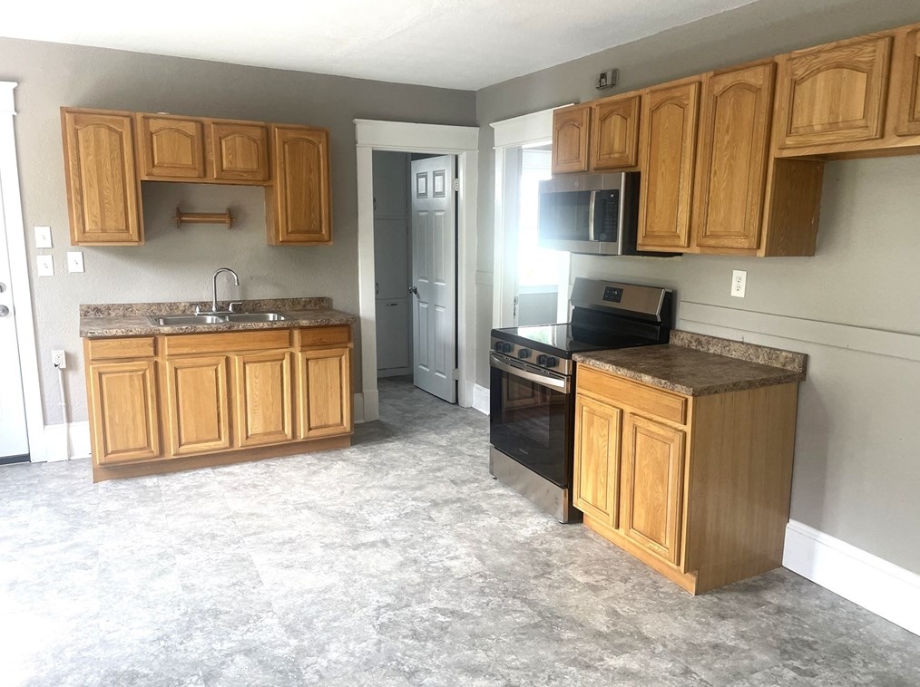 83 Bonner St, Chicopee, MA 01013