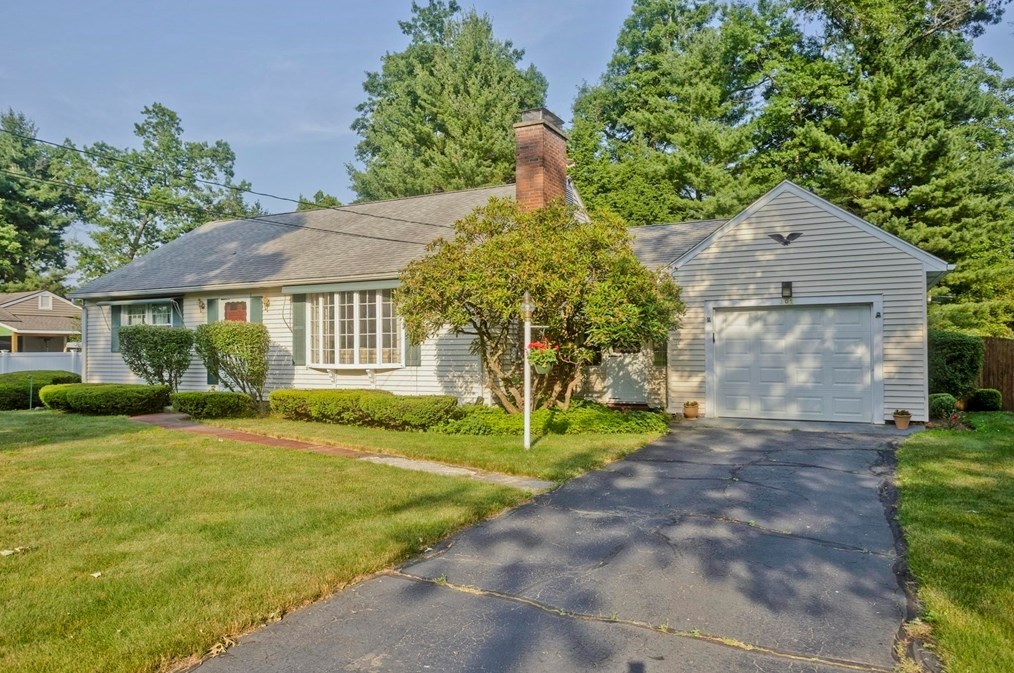 109 Westwood Dr, Montgomery, MA 01085