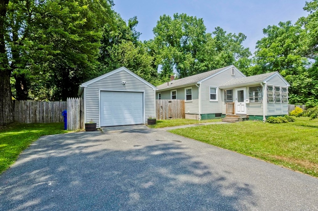 20 Maura St, Springfield, MA 01104