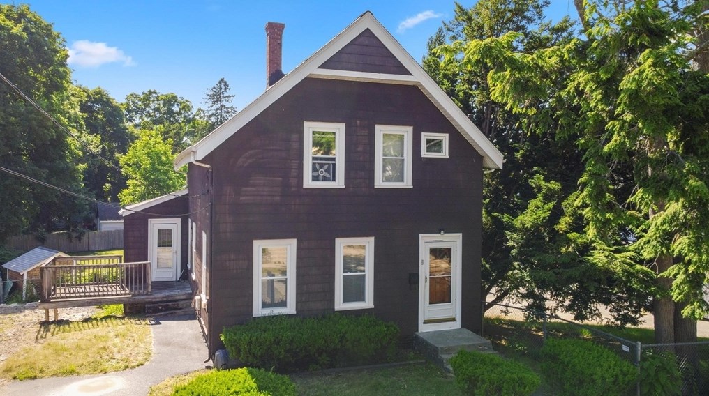 8 Rowe St, Stoneham, MA 02180